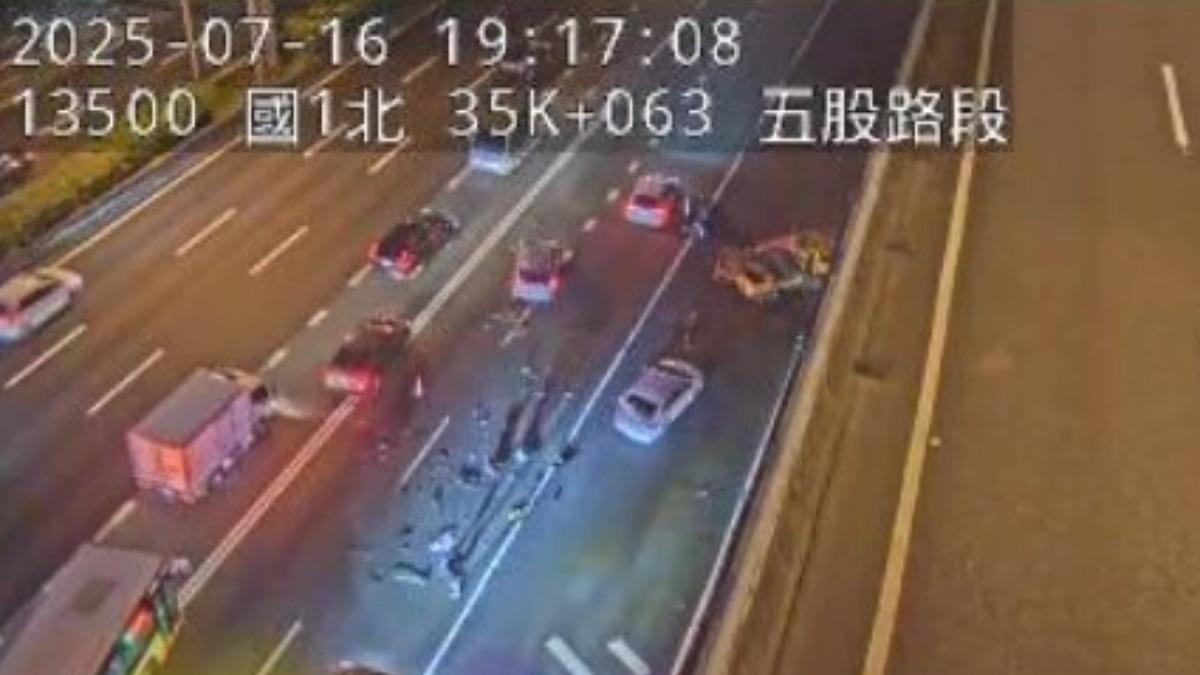 快訊／國1北上泰山轉接道工程車遭撞　4車事故影響2線道