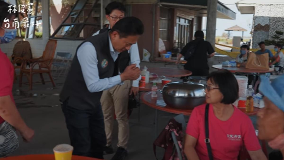 林俊憲今(16)日在臉書分享一段影片,對各地來協助災區、默默付出的台灣英雄表達感謝。(圖/林俊憲臉書)