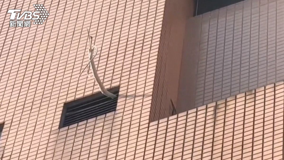 修台電冷氣墜6樓 「繩索鬆脫」老闆身亡。(圖/TVBS)