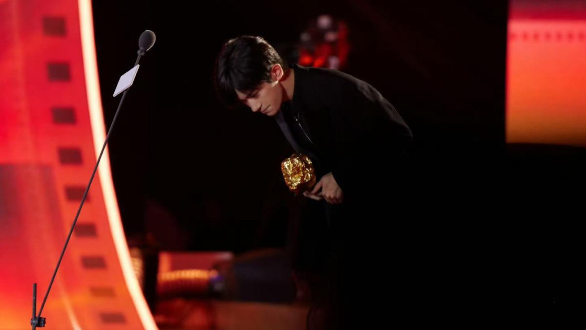 演活腦癱少年!易烊千璽成最年輕「導協影帝」 評審團全票通過