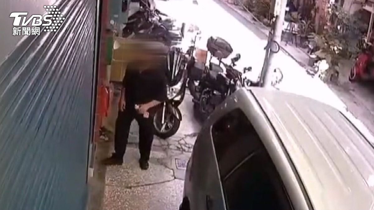 嫌犯尾隨女子返家,幸好被害人相當機警,立刻逃跑。(圖/TVBS)