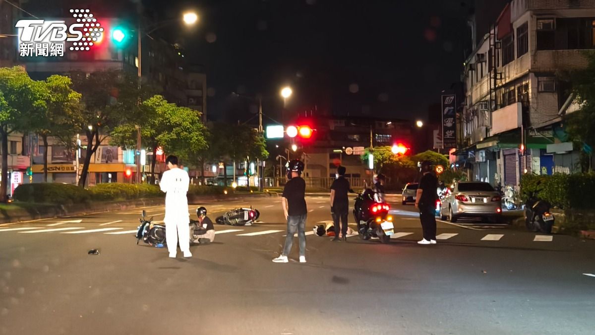 事故造成前車騎士楊姓女子(22歲)、後車騎士王姓男子(21歲)及後車乘客余姓女子(21歲)均有受傷情形。(圖/TVBS)