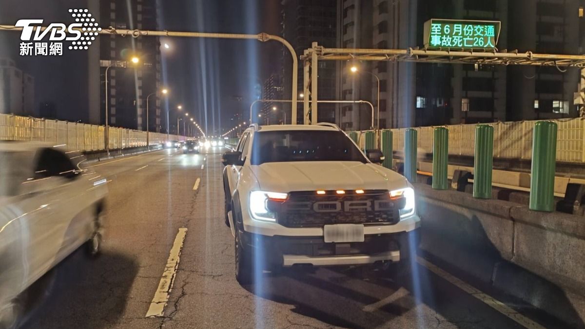 路他家開的？市民高架快車道臨停撿箱釀追撞　32歲男竟還酒駕