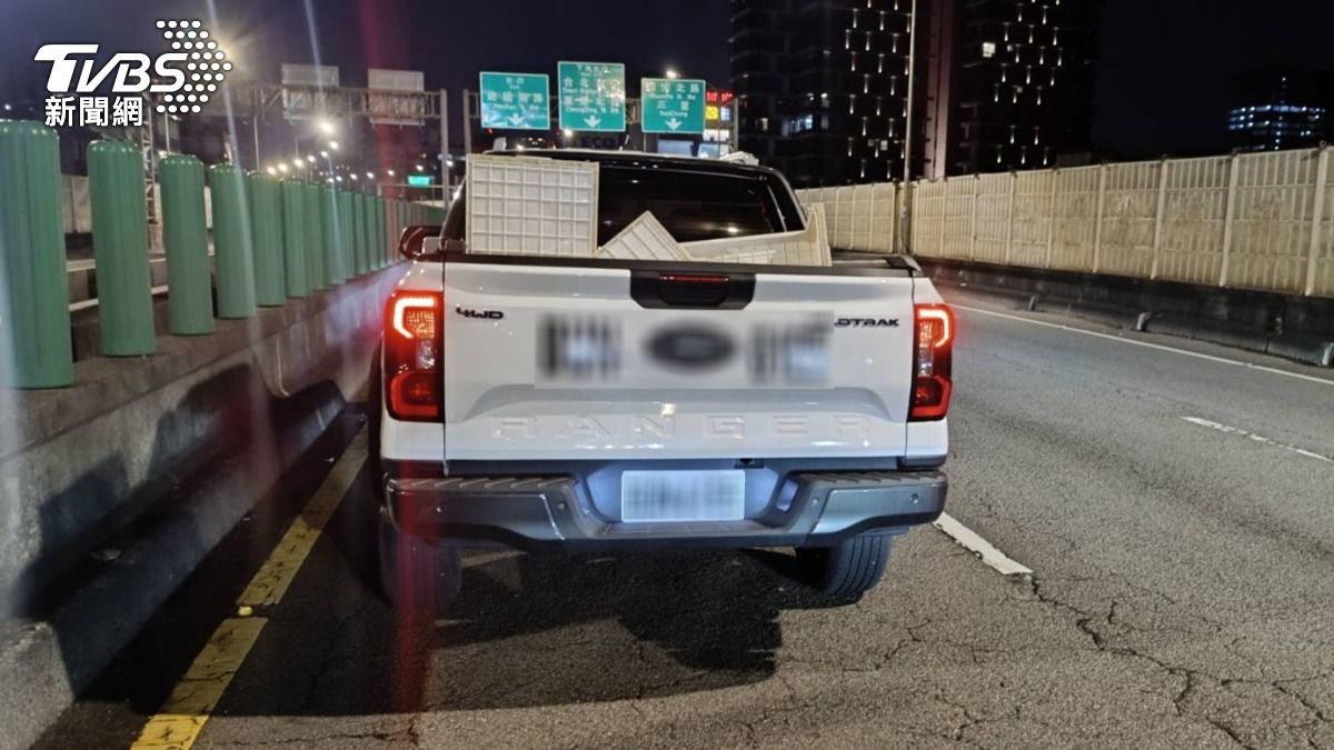 車禍起因為貨車上的塑膠箱掉落至高架道路上,楊男竟直接停車便下車撿拾,造成後方車輛為閃避而追撞。(圖/TVBS)