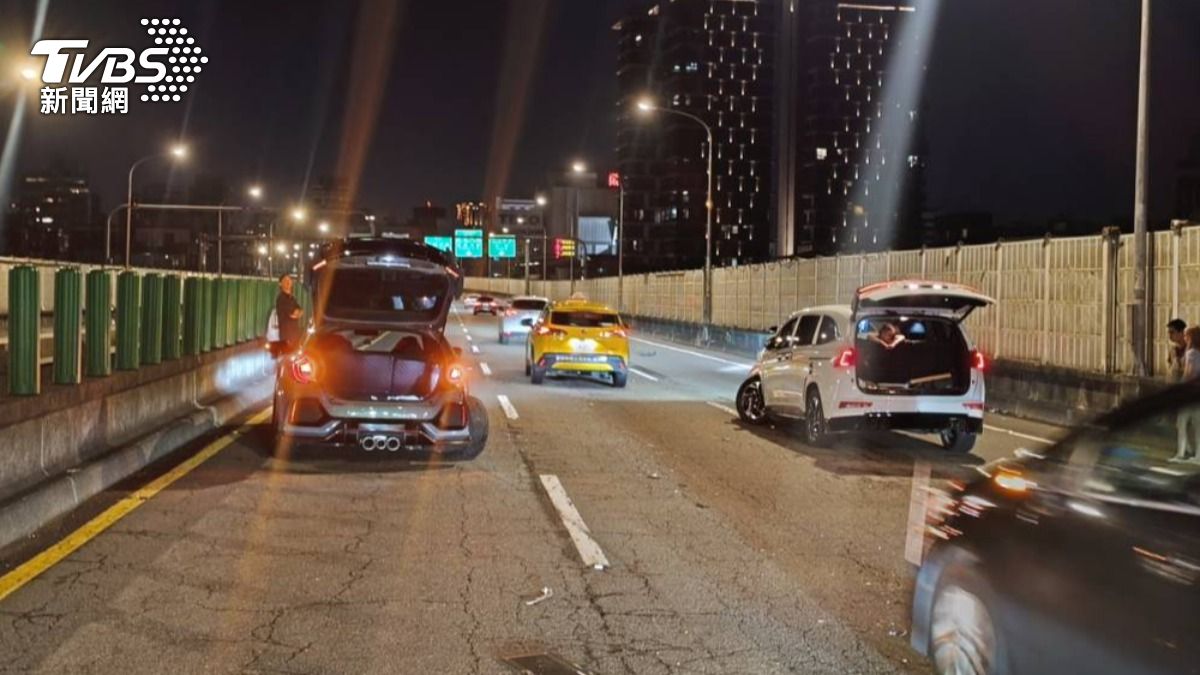 除楊男所駕小貨車未見明顯損壞外,其餘三車均有不同程度損傷。(圖/TVBS)