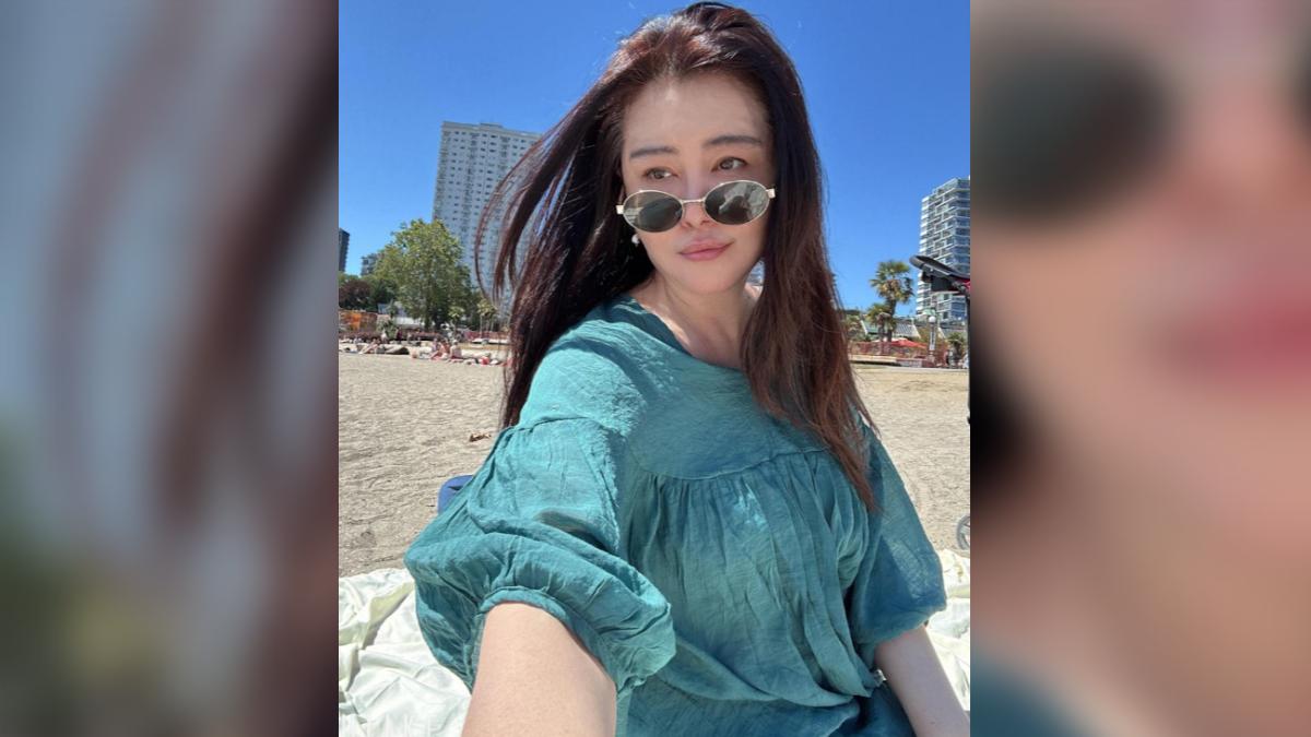 58歲王祖賢罕曬「沙灘素顏照」 粉絲驚讚:美得像一幅畫