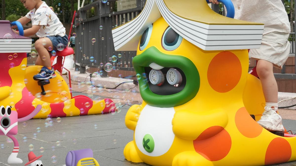 日本吉井宏的「泡泡獸」透過腳踏車吹出五彩泡泡。(圖/翻攝自IG@newtaipei_culture)