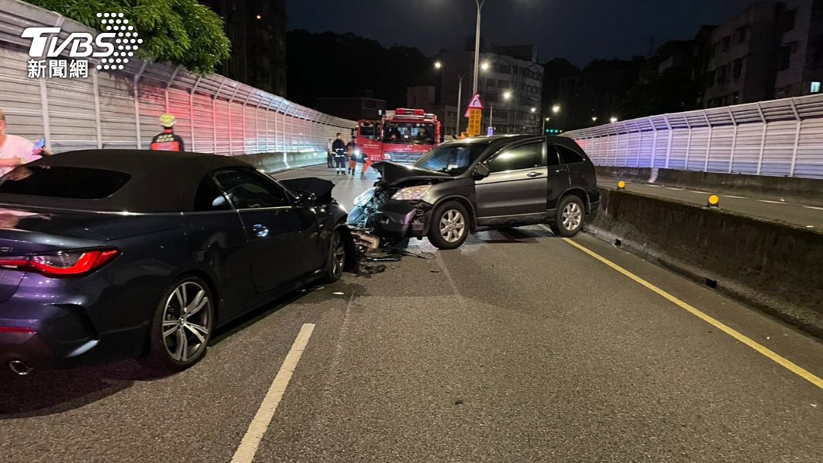 新北酒駕男開BMW逆向對撞CRV 車頭全毀3人送醫