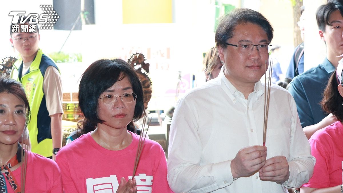 林右昌、蘇巧慧一同參香。(圖/華子琛攝)