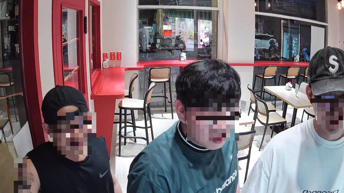 偷吃還邊笑!3男泡麵店「犯案盛宴」全被拍 老闆:等你7天