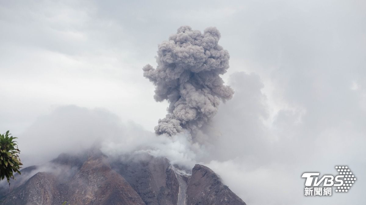 火山煙柱直衝天空達4公里。(示意圖/達志影像shutterstock)