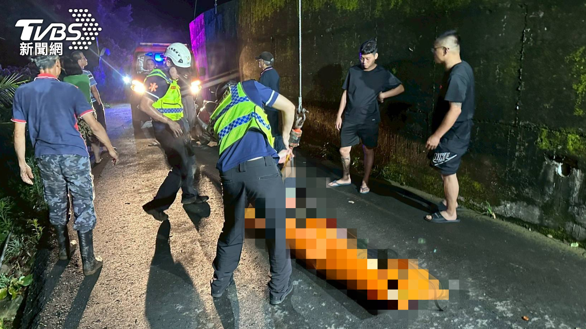 男子頸椎斷裂明顯死亡,經一番搶救,最終順利將男子拖拉至地面。(圖/TVBS)