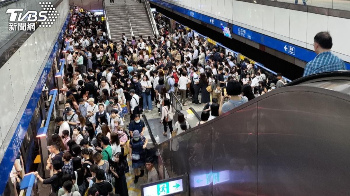 快訊／板南線列車異常「人潮塞爆月台」　台北捷運曝原因