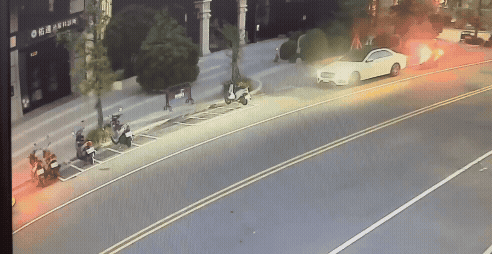 蔡男忘記將檔位打入P檔,導致車輛失控緩緩前行,追撞5台機車與1部轎車。(圖/TVBS)