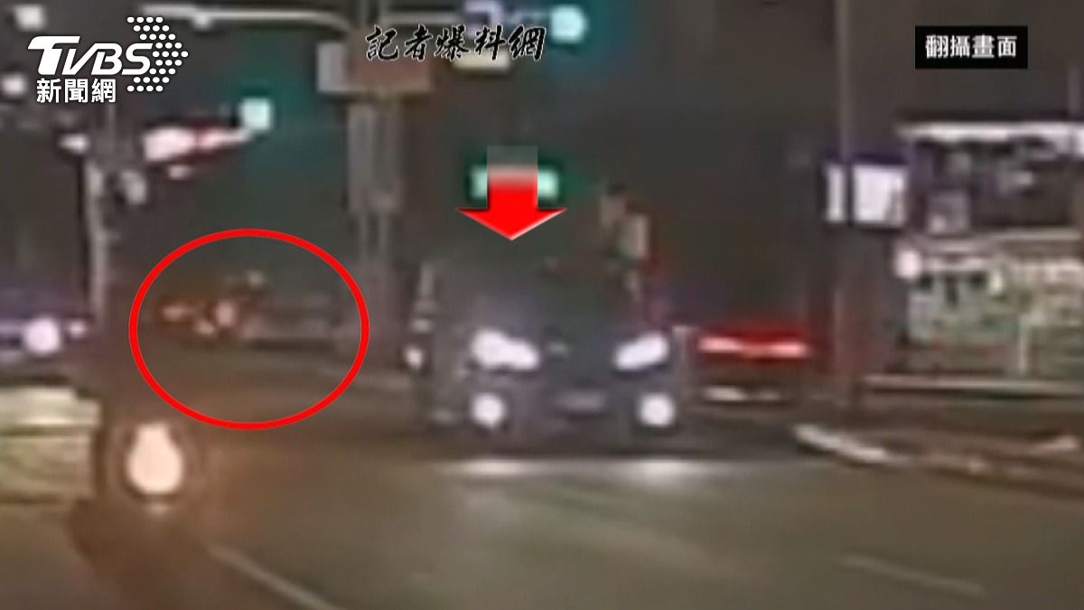 網紅「鳳梨」吳泓逸在街頭遭到槍擊事件震驚社會，歹徒騎車尾隨並朝其車身連開12槍。（圖／翻攝記者爆料網）