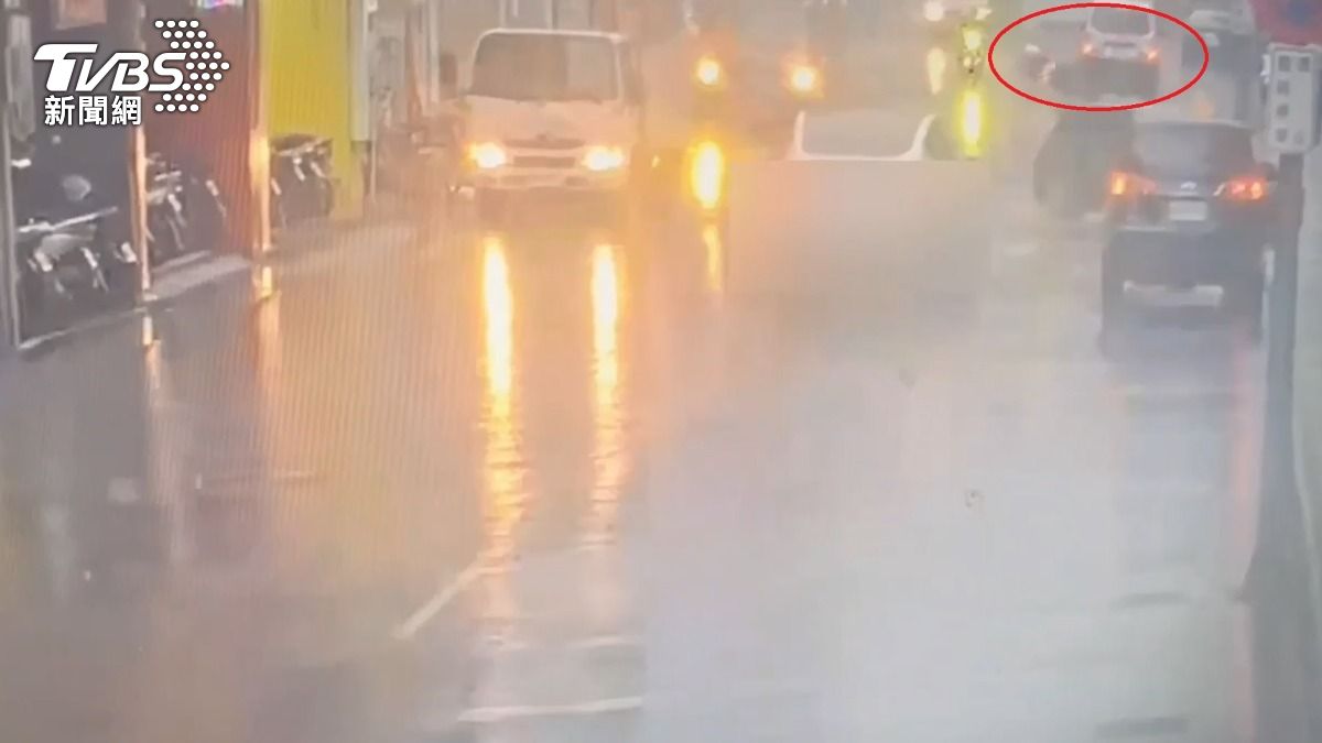 監視器拍下機車、汽車撞擊瞬間。（圖／TVBS）