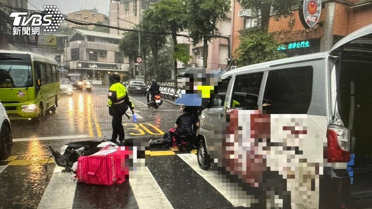 獨/北市機車巷口竄出撞廂型車…外送員重摔狂吐血 撞擊瞬間曝