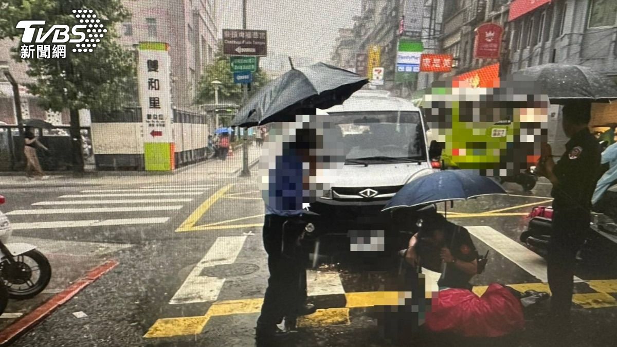 外送機車與汽車對撞，外送員當場重摔。（圖／TVBS）