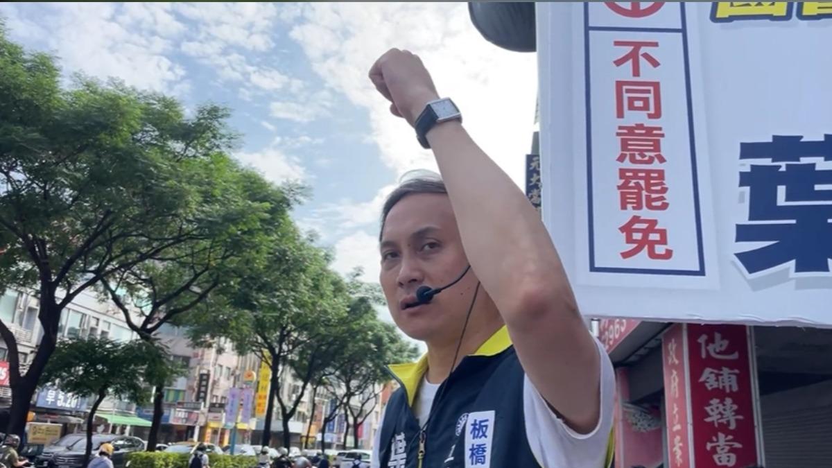 葉元之街頭遇嗆聲 婦人騎車比倒讚「往他臉上吐口水」