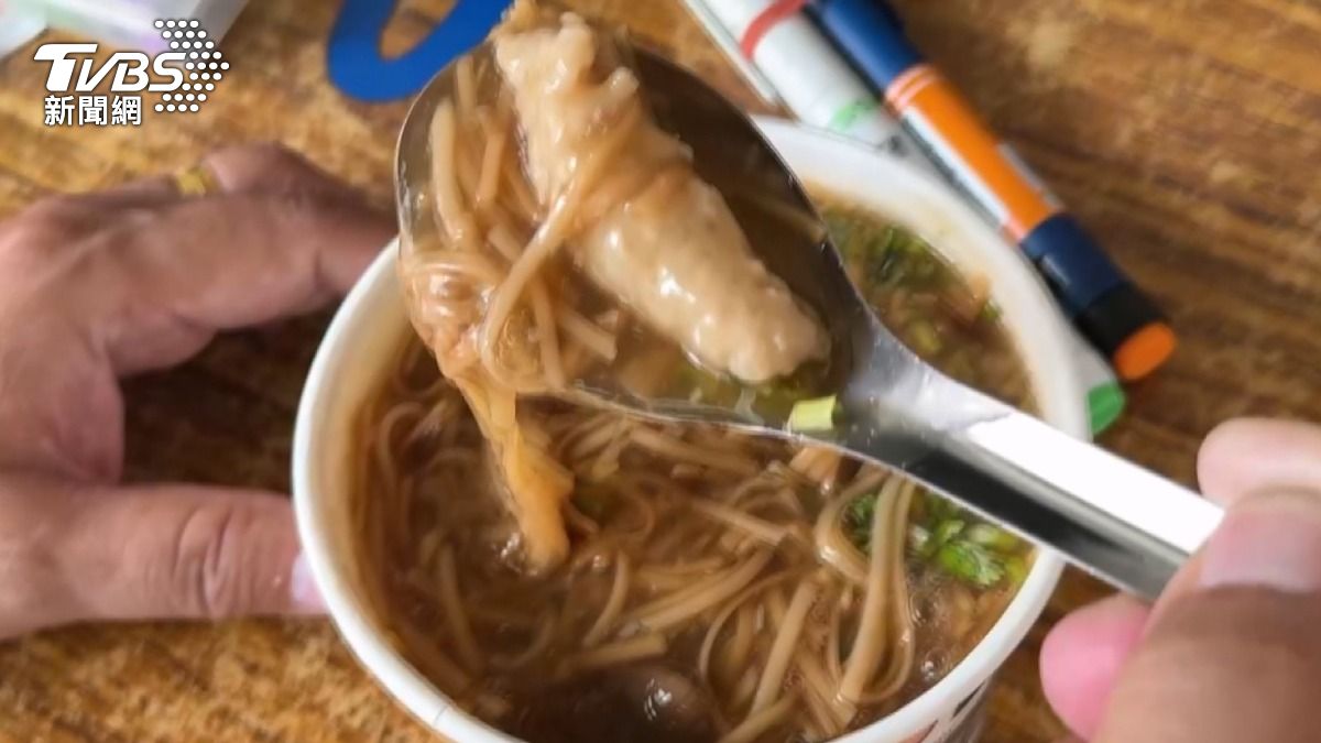 這碗香氣四溢的麵線羹,每一匙都有滿滿配料,不僅有常見的肉羹和香菇,還特別加入南部古早味的豬肉塊。(圖/TVBS)