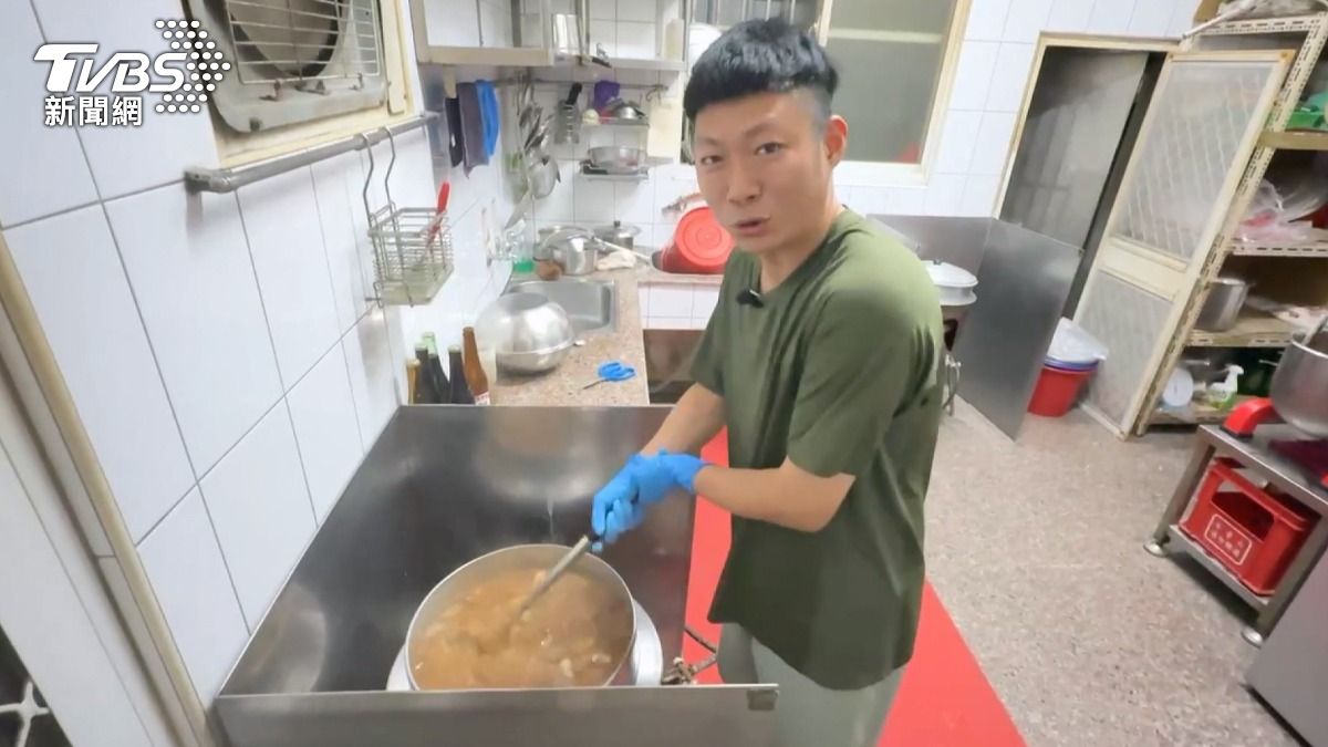 第三代老闆原本就讀電子科系,畢業後決定回家與姐姐一起接下家業。(圖/TVBS)