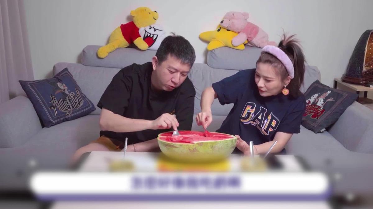 董仔回歸個人頻道，與先生海力共同經營。（圖／翻攝自不囉嗦看董仔）