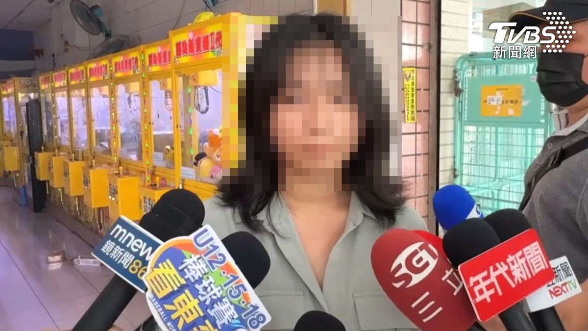 簡小姐表示,阿伯手機中有很多不同女生的大腿照,可能是一名慣犯。(圖/TVBS)