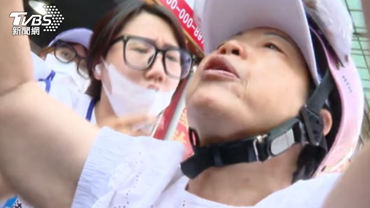 國民黨立委葉元之遭民眾吐口水。(圖/TVBS)