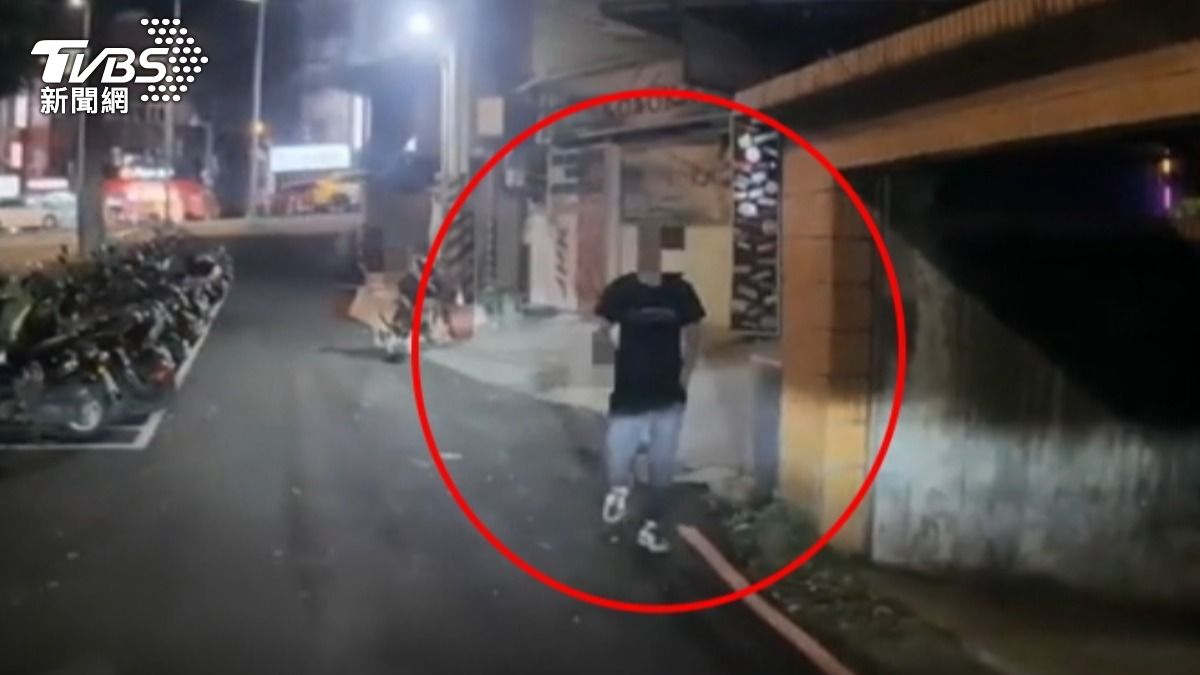 闖印尼商店，男持菜刀尾隨，榔頭敲牆恐嚇。 （圖／TVBS）