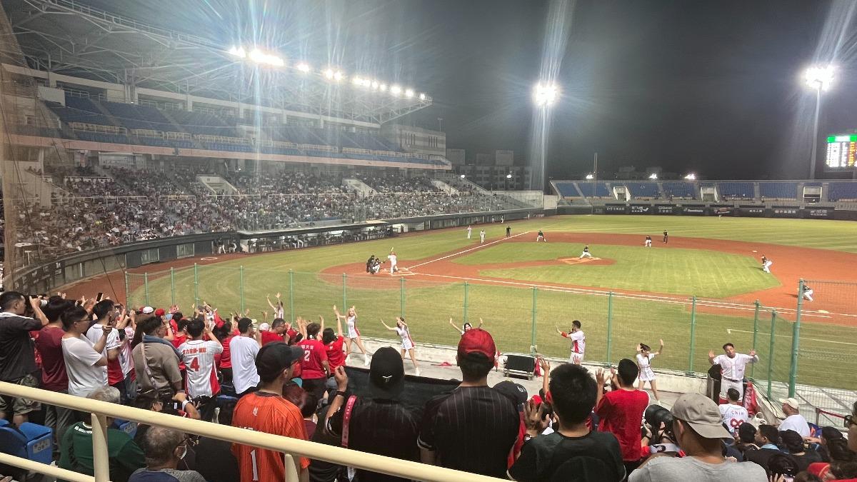 味全龍斗六球場出賽,場均破7千人。(圖/方柏凱攝)