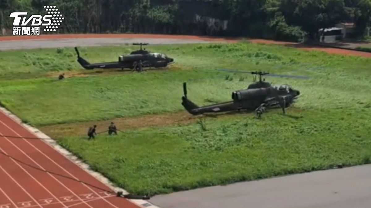 TVBS取得獨家畫面，國軍在台中某操場，為AH-1W眼鏡蛇直升機整補。（圖／TVBS）