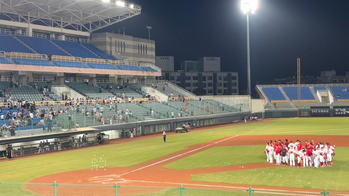 球場外野座位相對不方便。(圖/方柏凱攝)