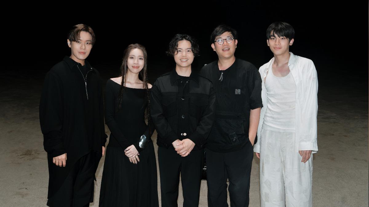 告五人〈黑夜狂奔〉MV由日本導演林響太朗(右二)執導,並邀來演員磯野駿英瑠出演。(圖/相信音樂提供)