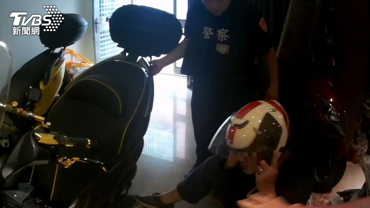桃園男子遭300公斤重機重壓，警方獲報到場救援。（圖／TVBS）