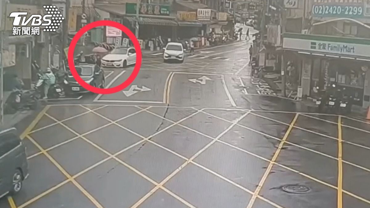 張姓駕駛朝路邊撞向撐傘行人。（圖／TVBS）