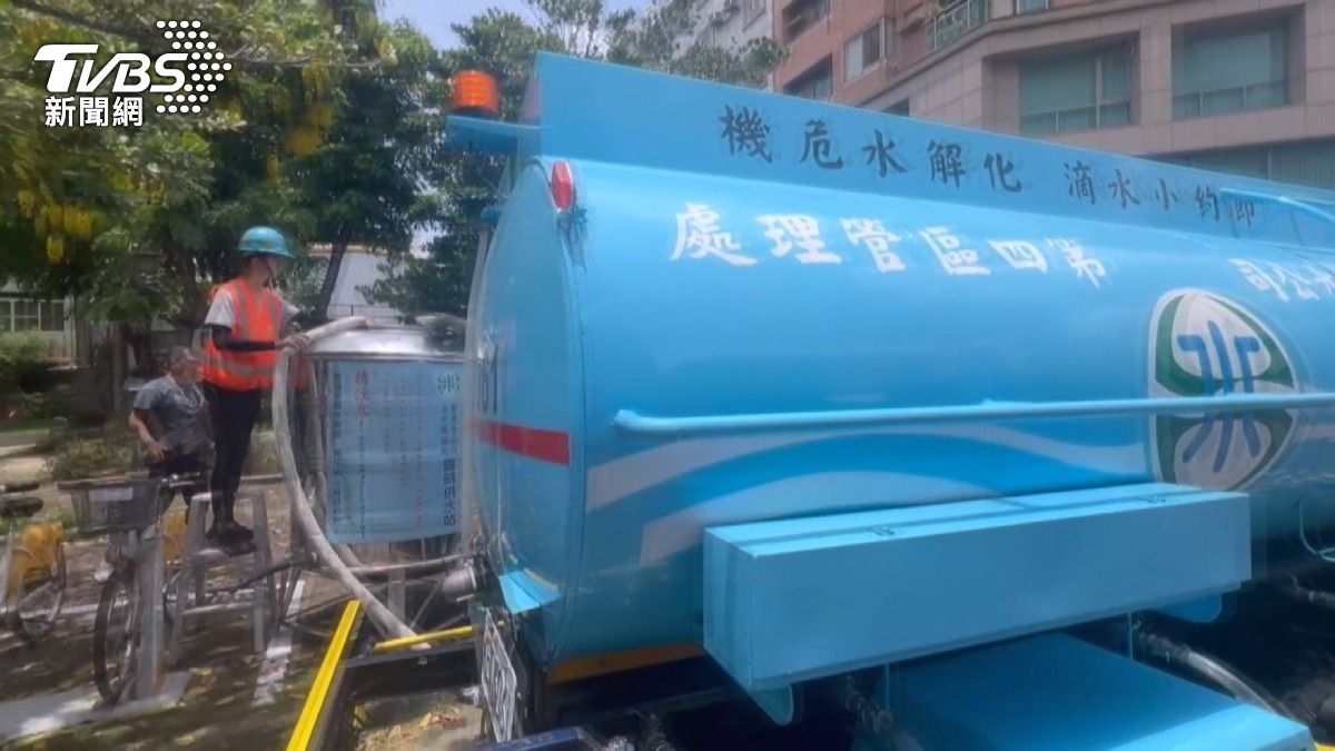 台中閥類漏水急搶修,74處臨時取水站救急。(圖/TVBS)