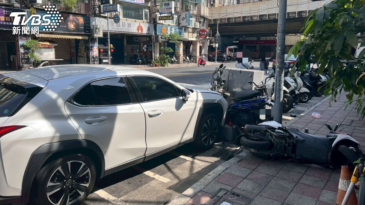 要熱死了!三重女駕駛恍神撞爆變電箱 43住戶無電可用