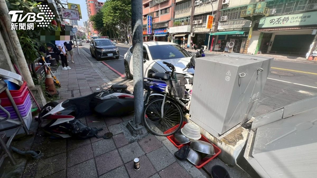 轎車失控撞擊變電箱，導致鄰近43戶停電。（圖／TVBS）