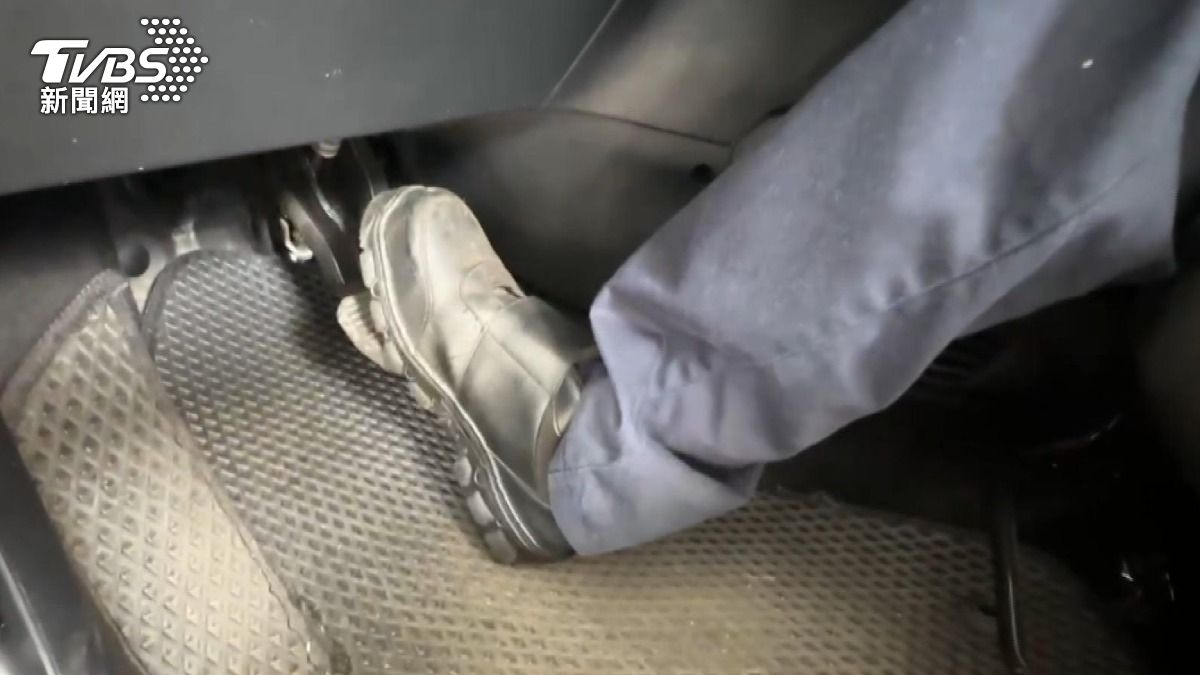 「活塞未歸位」車輛煞車失靈，車輛失控撞進廠內。(圖／TVBS)