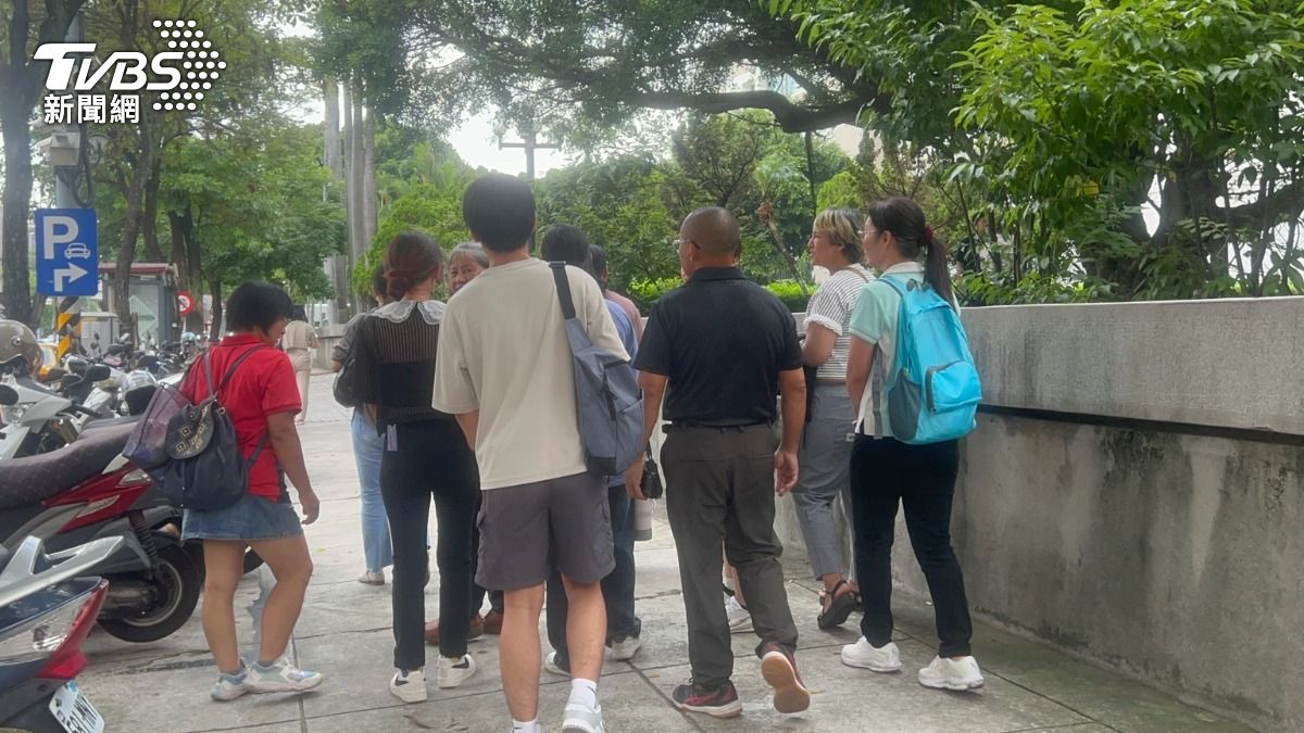 事後親友們聚集在台中地院外,但僅回應「沒事,謝謝關心,不會提告」。(圖/林冠丞攝)