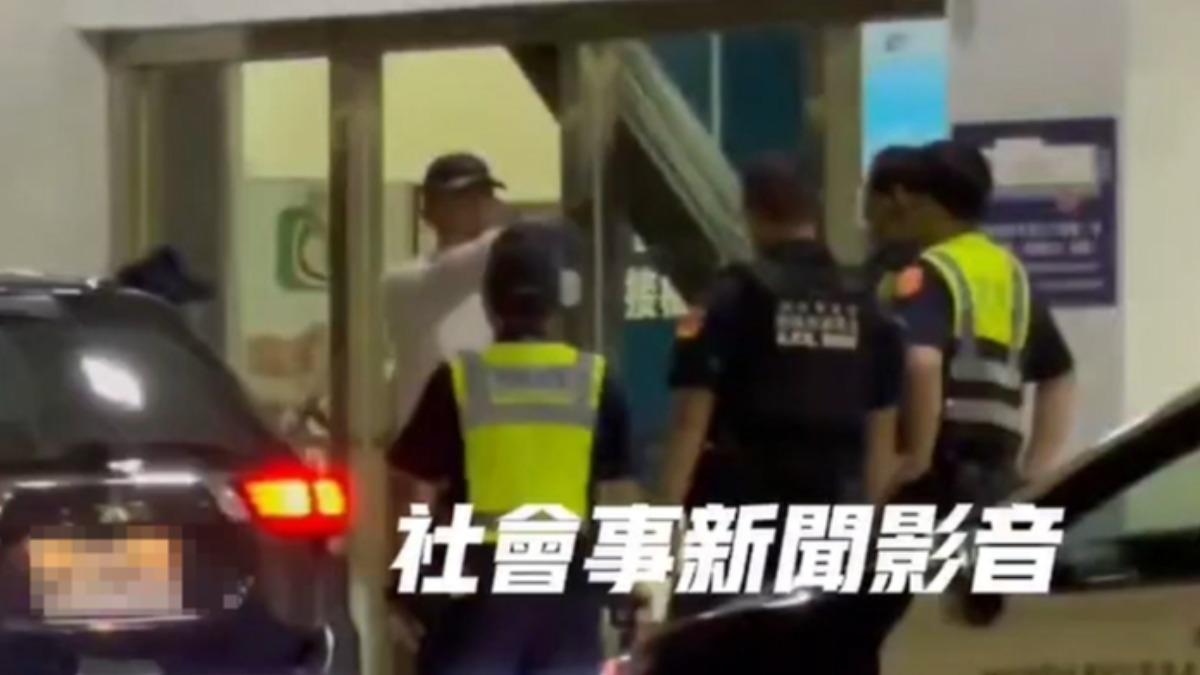 白衣男子怒嗆航警。(圖/翻攝社會事新聞影音)