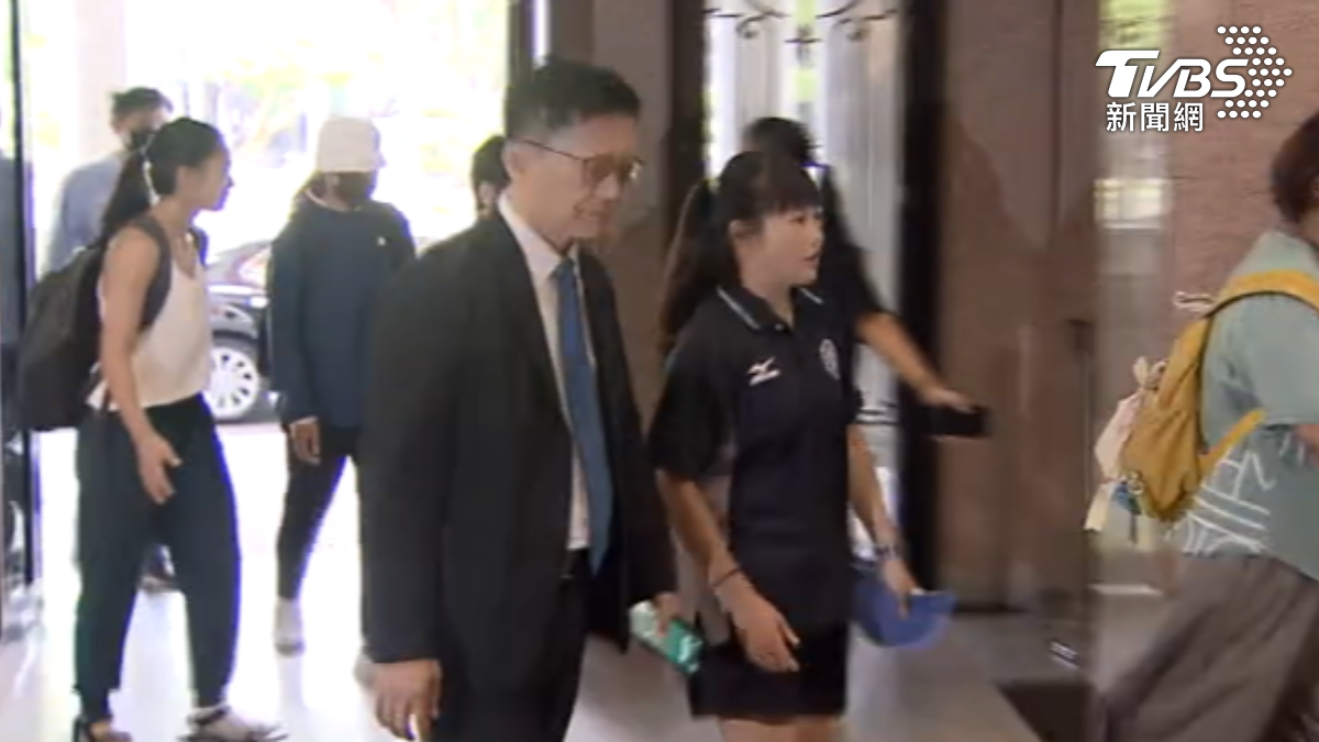 教務部次長親會台師大抽血案受害學生。(圖/TVBS)