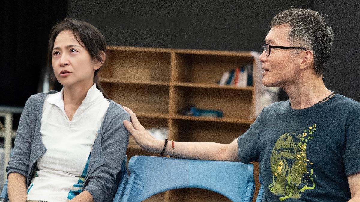 演員姚坤君(左)、朱宏章(右)劇中飾演夫妻,帶觀眾揭密家庭風暴。(圖/綠光劇團提供)