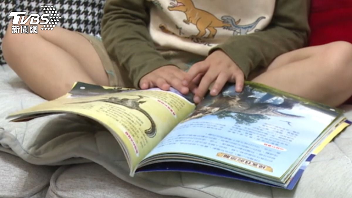 學生年紀越大,每週閱讀課外書頻率卻下降。(圖/TVBS)