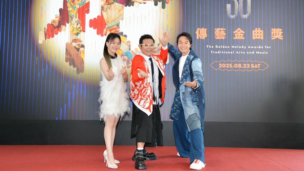 許效舜(中)、楊小黎(左)、柯大堡出席傳藝金曲記者會。(圖/黃盈容攝)