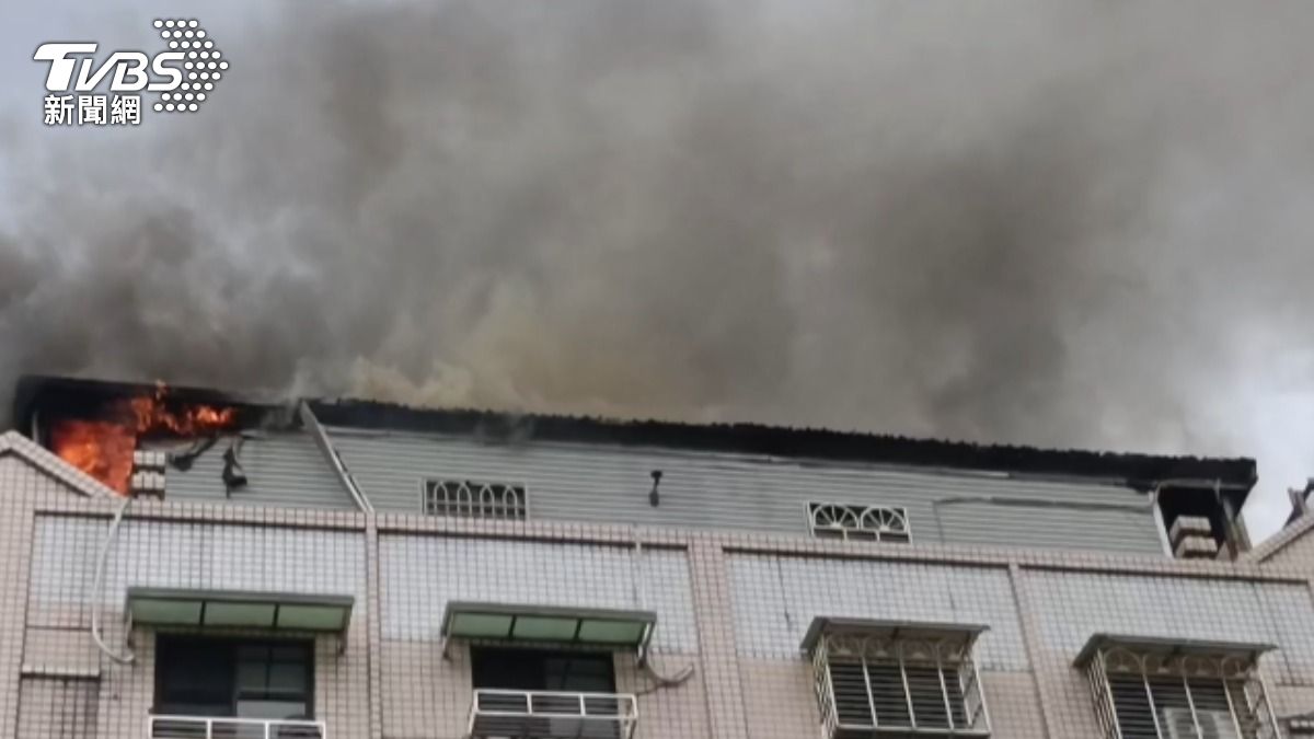 大溪民宅竄火「鐵皮全焦黑」!天空瀰漫濃煙 隔壁棟也淪陷