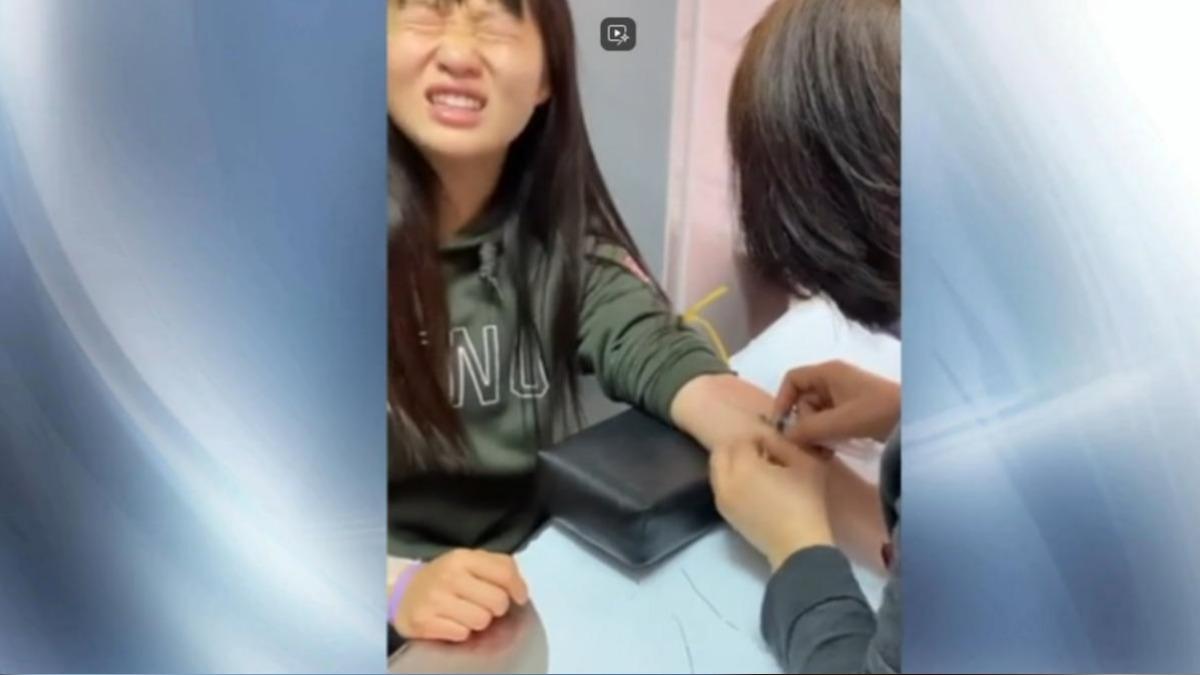 影片中可見學生被抽血露出疼痛表情。(圖/翻攝自簡奇陞Threads)