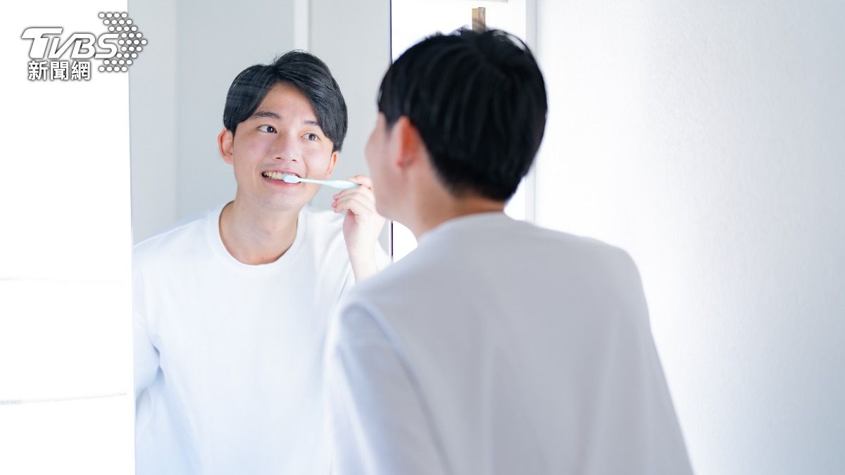 刷牙護腦!牙齦出血恐是失智症前兆 醫曝3招守護口腔健康