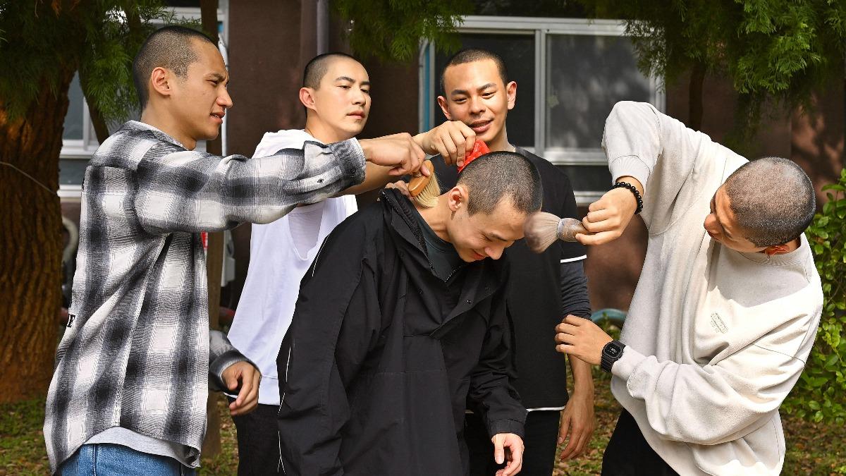 阿夫(左)、潘君侖、顏佑庭、孫綻、蓋瑞相互整理頭髮。(圖/台視提供)