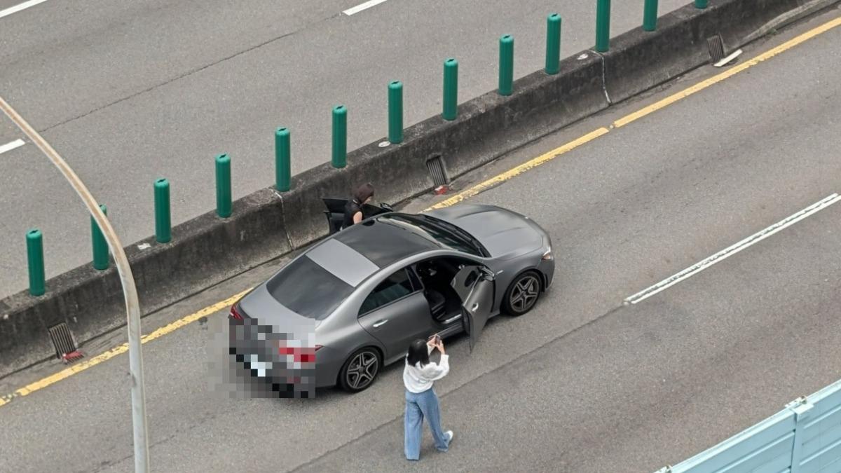 不甩演習警報!2女高架上自拍「他街上逗留」 下場恐罰15萬